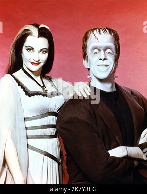 Yvonne De Carlo & Fred Gwynne Television: The Munsters (TV-Serie) Charaktere: Lily Munster, Herman Munster USA 1964-1966, 24. September 1964 **WARNUNG** Dieses Foto ist nur für redaktionelle Verwendung bestimmt und unterliegt dem Copyright von CBS und/oder dem von der Film- oder Produktionsfirma beauftragten Fotografen.Es kann nur von Publikationen im Zusammenhang mit der Bewerbung des oben genannten Films reproduziert werden. Eine obligatorische Gutschrift an CBS ist erforderlich. Der Fotograf sollte auch bei Bekanntwerden des Fotos gutgeschrieben werden. Ohne schriftliche Genehmigung der Film Company kann keine kommerzielle Nutzung gewährt werden. Stockfoto