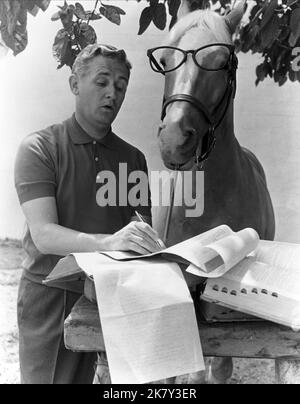 Alan Young & Mister Ed Television: Mister Ed (TV-Serie) Charaktere: Wilbur Post, selbst (145 Folgen, 1958-1966) USA 1958-1966, 05. Januar 1961 **WARNUNG** Dieses Foto ist nur für redaktionelle Verwendung bestimmt und unterliegt dem Copyright von CBS und/oder dem von der Film- oder Produktionsfirma beauftragten Fotografen und kann nur durch Publikationen im Zusammenhang mit der Bewerbung des oben genannten Films reproduziert werden. Eine obligatorische Gutschrift an CBS ist erforderlich. Der Fotograf sollte auch bei Bekanntwerden des Fotos gutgeschrieben werden. Ohne schriftliche Genehmigung der Film Company kann keine kommerzielle Nutzung gewährt werden. Stockfoto