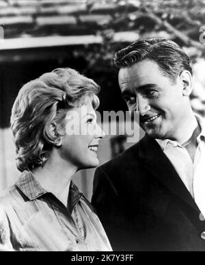 Connie Hines & Alan Young Television: Mister Ed (TV-Serie) Charaktere: Carol Post, Wilbur Post USA 1958-1966, 05. Januar 1961 **WARNUNG** Dieses Foto ist nur für redaktionelle Verwendung bestimmt und unterliegt dem Copyright von CBS und/oder des Fotografen, der von der Film- oder Produktionsfirma beauftragt wurde, und kann nur durch Publikationen im Zusammenhang mit der Bewerbung des oben genannten Films reproduziert werden. Eine obligatorische Gutschrift an CBS ist erforderlich. Der Fotograf sollte auch bei Bekanntwerden des Fotos gutgeschrieben werden. Ohne schriftliche Genehmigung der Film Company kann keine kommerzielle Nutzung gewährt werden. Stockfoto