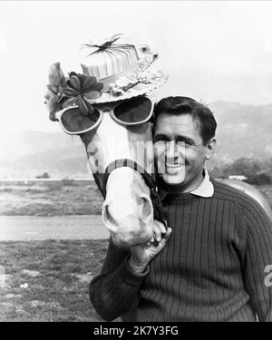 Mister Ed & Alan Young Television: Mister Ed (TV-Serie) Charaktere (145 Folgen, 1958-1966), Wilbur Post USA 1958-1966, 05. Januar 1961 **WARNUNG** Dieses Foto ist nur für redaktionelle Verwendung bestimmt und unterliegt dem Copyright von CBS und/oder dem von der Film- oder Produktionsfirma beauftragten Fotografen und kann nur durch Publikationen im Zusammenhang mit der Bewerbung des oben genannten Films reproduziert werden. Eine obligatorische Gutschrift an CBS ist erforderlich. Der Fotograf sollte auch bei Bekanntwerden des Fotos gutgeschrieben werden. Ohne schriftliche Genehmigung der Film Company kann keine kommerzielle Nutzung gewährt werden. Stockfoto