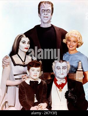 Butch Patrick, Al Lewis, Yvonne De Carlo, Fred Gwynne & Pat Priest Television: The Munsters (TV-Serie) Charaktere: Eddie Wolfgang Munster, Opa, Lily Munster, Herman Munster, Marilyn Munster USA 1964-1966, 24. September 1964 **WARNUNG** Dieses Foto ist nur für redaktionelle Zwecke bestimmt und unterliegt dem Copyright von CBS und/oder dem von der Film- oder Produktionsgesellschaft beauftragten Fotografen und kann nur durch Publikationen im Zusammenhang mit der Bewerbung des oben genannten Films reproduziert werden. Eine obligatorische Gutschrift an CBS ist erforderlich. Der Fotograf sollte auch bei Bekanntwerden des Fotos gutgeschrieben werden. Eine kommerzielle Nutzung kann nicht gewährt werden Stockfoto