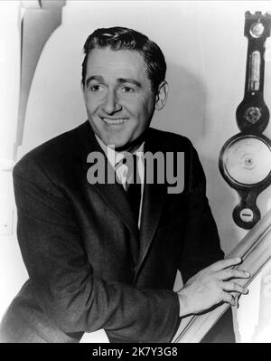 Alan Young Television: Mister Ed (TV-Serie) Charaktere: Wilbur Post USA 1958-1966, 05. Januar 1961 **WARNUNG** Dieses Foto ist nur für den redaktionellen Gebrauch bestimmt und unterliegt dem Copyright von CBS und/oder des Fotografen, der von der Film- oder Produktionsfirma beauftragt wurde, und kann nur durch Publikationen im Zusammenhang mit der Bewerbung des oben genannten Films reproduziert werden. Eine obligatorische Gutschrift an CBS ist erforderlich. Der Fotograf sollte auch bei Bekanntwerden des Fotos gutgeschrieben werden. Ohne schriftliche Genehmigung der Film Company kann keine kommerzielle Nutzung gewährt werden. Stockfoto