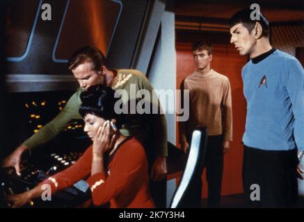 Nichelle Nichols, William Shatner & Leonard Nimoy Television: Star Trek (TV-Serie) Charaktere: Uhura, Captain James T. Kirk, Mr. Spock USA 1966-1969, / Star Trek: The Original Series / TOS 08 September 1966 **WARNUNG** Dieses Foto ist nur für den redaktionellen Gebrauch bestimmt und unterliegt dem Copyright von PARAMOUNT und/oder des Fotografen, der von der Film- oder Produktionsfirma beauftragt wurde, und kann nur von Publikationen im Zusammenhang mit der Bewerbung des oben genannten Films reproduziert werden. Eine obligatorische Gutschrift an PARAMOUNT ist erforderlich. Der Fotograf sollte auch bei Bekanntwerden des Fotos gutgeschrieben werden. Ohne kann keine kommerzielle Nutzung gewährt werden Stockfoto