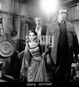 Yvonne De Carlo, Al Lewis & Fred Gwynne Television: The Munsters (TV-Serie) Charaktere: Lily Munster, Opa, Herman Munster USA 1964-1966, 24. September 1964 **WARNUNG** Dieses Foto ist nur für redaktionelle Verwendung bestimmt und unterliegt dem Copyright von CBS und/oder dem von der Film- oder Produktionsfirma beauftragten Fotografen und kann nur durch Publikationen im Zusammenhang mit der Bewerbung des oben genannten Films reproduziert werden. Eine obligatorische Gutschrift an CBS ist erforderlich. Der Fotograf sollte auch bei Bekanntwerden des Fotos gutgeschrieben werden. Ohne schriftliche Genehmigung der Film Company kann keine kommerzielle Nutzung gewährt werden. Stockfoto