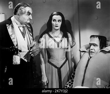 Al Lewis, Yvonne De Carlo & Fred Gwynne Television: The Munsters (TV-Serie) Charaktere: Opa, Lily Munster, Herman Munster USA 1964-1966, 24. September 1964 **WARNUNG** Dieses Foto ist nur für redaktionelle Verwendung bestimmt und unterliegt dem Copyright von CBS und/oder dem von der Film- oder Produktionsfirma beauftragten Fotografen und kann nur durch Publikationen im Zusammenhang mit der Bewerbung des oben genannten Films reproduziert werden. Eine obligatorische Gutschrift an CBS ist erforderlich. Der Fotograf sollte auch bei Bekanntwerden des Fotos gutgeschrieben werden. Ohne schriftliche Genehmigung der Film Company kann keine kommerzielle Nutzung gewährt werden. Stockfoto