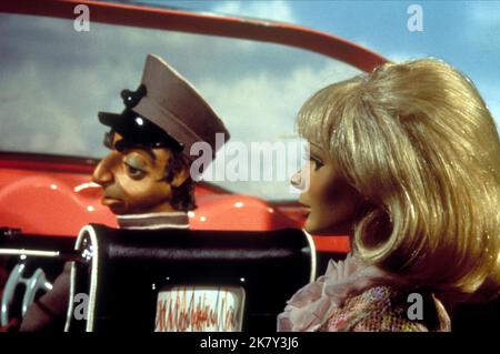 Parker & Lady Penelope Film: Thunderbirds (1965) Regie: Gerry Anderson 30. September 1965 **WARNUNG** Dieses Foto ist nur für redaktionelle Zwecke bestimmt und unterliegt dem Copyright von AP-FILMEN und/oder dem Fotografen, der von der Film- oder Produktionsfirma beauftragt wurde, und kann nur von Publikationen im Zusammenhang mit der Bewerbung des oben genannten Films reproduziert werden. Eine obligatorische Gutschrift für AP-FILME ist erforderlich. Der Fotograf sollte auch bei Bekanntwerden des Fotos gutgeschrieben werden. Ohne schriftliche Genehmigung der Film Company kann keine kommerzielle Nutzung gewährt werden. Stockfoto