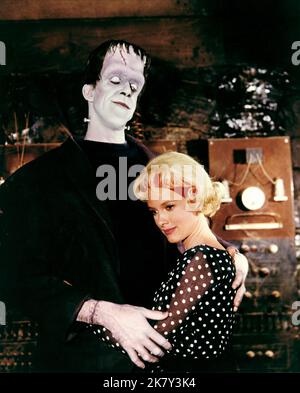 Fred Gwynne & Beverley Owen Television: The Munsters (TV-Serie) Charaktere: Herman Munster, Marilyn Munster USA 1964-1966, 24. September 1964 **WARNUNG** Dieses Foto ist nur für redaktionelle Verwendung bestimmt und unterliegt dem Copyright von CBS und/oder dem von der Film- oder Produktionsfirma beauftragten Fotografen.Es kann nur durch Publikationen im Zusammenhang mit der Bewerbung des oben genannten Films reproduziert werden. Eine obligatorische Gutschrift an CBS ist erforderlich. Der Fotograf sollte auch bei Bekanntwerden des Fotos gutgeschrieben werden. Ohne schriftliche Genehmigung der Film Company kann keine kommerzielle Nutzung gewährt werden. Stockfoto