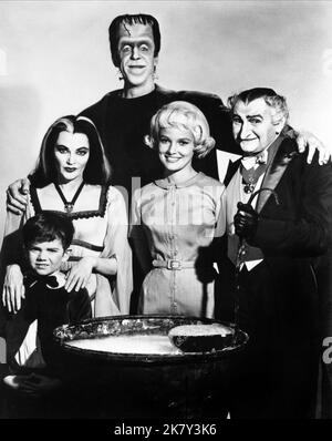 Fred Gwynne, Yvonne De Carlo, Butch Patrick, Pat Priest & Al Lewis Television: The Munsters (TV-Serie) Charaktere: Herman Munster, Lily Munster, Eddie Wolfgang Munster, Marilyn Munster, Opa USA 1964-1966, 24. September 1964 **WARNUNG** Dieses Foto ist nur für redaktionelle Zwecke bestimmt und unterliegt dem Copyright von CBS und/oder dem von der Film- oder Produktionsgesellschaft beauftragten Fotografen und kann nur durch Publikationen im Zusammenhang mit der Bewerbung des oben genannten Films reproduziert werden. Eine obligatorische Gutschrift an CBS ist erforderlich. Der Fotograf sollte auch bei Bekanntwerden des Fotos gutgeschrieben werden. Eine kommerzielle Nutzung kann nicht gewährt werden Stockfoto