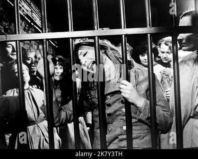 Filmszene Film Creature with the Blue Hand (1967) Regie: Alfed Vohrer 28 April 1967 **WARNUNG** dieses Foto ist nur für redaktionelle Zwecke bestimmt und unterliegt dem Copyright von RIALTO Film und/oder dem Fotografen, der von der Film- oder Produktionsgesellschaft beauftragt wurde. Es kann nur durch Veröffentlichungen in Verbindung mit der Werbung für den oben genannten Film reproduziert werden. Eine obligatorische Gutschrift für RIALTO Film ist erforderlich. Der Fotograf sollte ebenfalls angerechnet werden, wenn er bekannt ist. Ohne schriftliche Genehmigung der Film Company kann keine kommerzielle Nutzung gewährt werden. Stockfoto