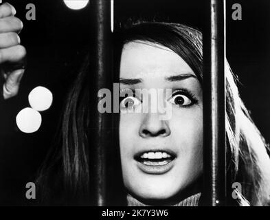 Filmszene Film Creature with the Blue Hand (1967) Regie: Alfed Vohrer 28 April 1967 **WARNUNG** dieses Foto ist nur für redaktionelle Zwecke bestimmt und unterliegt dem Copyright von RIALTO Film und/oder dem Fotografen, der von der Film- oder Produktionsgesellschaft beauftragt wurde. Es kann nur durch Veröffentlichungen in Verbindung mit der Werbung für den oben genannten Film reproduziert werden. Eine obligatorische Gutschrift für RIALTO Film ist erforderlich. Der Fotograf sollte ebenfalls angerechnet werden, wenn er bekannt ist. Ohne schriftliche Genehmigung der Film Company kann keine kommerzielle Nutzung gewährt werden. Stockfoto