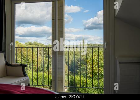 Blick durch die oberen französischen Fenster in einem Chambre d'hote, Region Dordogne, Frankreich Stockfoto