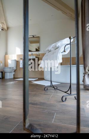 Ein geräumiges, luftiges und helles, modernes Badezimmer in einem Chambre d'hote, Region Dordogne, Frankreich Stockfoto