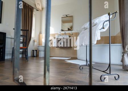 Ein geräumiges, luftiges und helles, modernes Badezimmer in einem Chambre d'hote, Region Dordogne, Frankreich Stockfoto