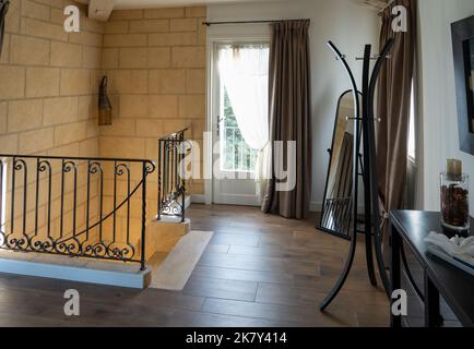 Ein geräumiges, luftiges und helles, modernes Badezimmer in einem Chambre d'hote, Region Dordogne, Frankreich Stockfoto