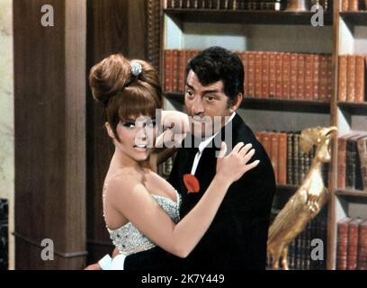 Ann-Margret & Dean Martin Film: Murderer'S Row (USA 1966) Charaktere: Suzie, Matt Helm / Literaturverfilmung (nach dem Buch von Donald Hamilton) Regie: Henry Levin 20 December 1966 **WARNUNG** Dieses Foto ist nur für den redaktionellen Gebrauch bestimmt und unterliegt dem Copyright von COLUMBIA PICTURES und/oder des Fotografen, der von der Film- oder Produktionsfirma beauftragt wurde und darf nur von Publikationen im Zusammenhang mit der Bewerbung des oben genannten Films reproduziert werden. Eine obligatorische Gutschrift für COLUMBIA PICTURES ist erforderlich. Der Fotograf sollte auch bei Bekanntwerden des Fotos gutgeschrieben werden. Ohne Writ kann keine kommerzielle Nutzung gewährt werden Stockfoto