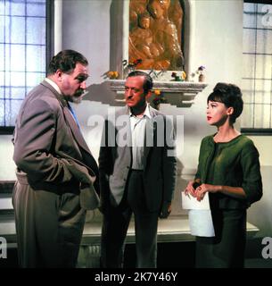 James Robertson Justice, David Niven & Leslie Caron Film: Guns Of Darkness (1962) Charaktere: Hugo Bryant, Tom Jordan, Claire Jordan Regie: Anthony Asquith 17 August 1962 **WARNUNG** Dieses Foto ist nur für redaktionelle Zwecke bestimmt und unterliegt dem Copyright von ASSOCIATED BRITISH und/oder dem von der Film oder Production Company beauftragten Fotografen und kann nur von Publikationen im Zusammenhang mit der Bewerbung des oben genannten Films reproduziert werden. Eine obligatorische Gutschrift an DIE ZUGEHÖRIGEN BRITEN ist erforderlich. Der Fotograf sollte auch bei Bekanntwerden des Fotos gutgeschrieben werden. Ohne schriftliche Genehmigung kann keine kommerzielle Nutzung gewährt werden Stockfoto