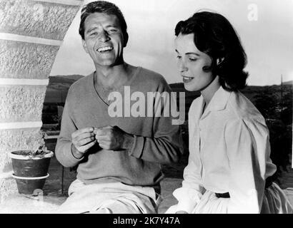 Richard Burton & Claire Bloom Film: The Spy Who Came in from the Cold (UK 1965) Charaktere: Alec Leamas & Nan Perry Regie: Martin Ritt 26 May 1965 **WARNUNG** Dieses Foto ist nur für redaktionelle Zwecke bestimmt und unterliegt dem Copyright von PARAMOUNT und/oder des Fotografen, der von der Film- oder Produktionsfirma beauftragt wurde und darf nur von Publikationen im Zusammenhang mit der Bewerbung des oben genannten Films reproduziert werden. Eine obligatorische Gutschrift an PARAMOUNT ist erforderlich. Der Fotograf sollte auch bei Bekanntwerden des Fotos gutgeschrieben werden. Ohne schriftliche Genehmigung der Film Company kann keine kommerzielle Nutzung gewährt werden. Stockfoto