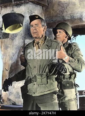 Robert Ryan & Charles Bronson Film: The Dirty Dozen (USA/UK 1967) Charaktere: Col. Everett Dasher Breed & Joseph Wladislaw Regie: Robert Aldrich 15 June 1967 **WARNUNG** Dieses Foto ist nur für redaktionelle Zwecke bestimmt und unterliegt dem Copyright von MGM und/oder dem Fotografen, der von der Film- oder Produktionsfirma beauftragt wurde, und kann nur von Publikationen im Zusammenhang mit der Bewerbung des oben genannten Films reproduziert werden. Eine obligatorische Gutschrift an MGM ist erforderlich. Der Fotograf sollte auch bei Bekanntwerden des Fotos gutgeschrieben werden. Ohne schriftliche Genehmigung der Film Company kann keine kommerzielle Nutzung gewährt werden. Stockfoto