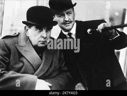 Robert Morley & Tony Randall Film: The Alphabet Murders (UK 1965) Charaktere: Hastings & Hercule Poirot Regie: Frank Tashlin 01. August 1965 **WARNUNG** Dieses Foto ist nur für redaktionelle Zwecke bestimmt und unterliegt dem Copyright von METRO und/oder dem von der Film- oder Produktionsfirma beauftragten Fotografen.Es kann nur von Publikationen im Zusammenhang mit der Bewerbung des oben genannten Films reproduziert werden. Eine obligatorische Gutschrift für METRO ist erforderlich. Der Fotograf sollte auch bei Bekanntwerden des Fotos gutgeschrieben werden. Ohne schriftliche Genehmigung der Film Company kann keine kommerzielle Nutzung gewährt werden. Stockfoto