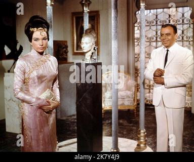 Shirley Maclaine & Herbert Lom Film: Gambit (USA 1966) Charaktere: Nicole Chang & Ahmad Shahbandar Regie: Ronald Neame 16 December 1966 **WARNUNG** Dieses Foto ist nur für redaktionelle Verwendung bestimmt und unterliegt dem Copyright von UNIVERSAL-BILDERN und/oder dem Fotografen, der von der Film- oder Produktionsfirma beauftragt wurde und darf nur von Publikationen im Zusammenhang mit der Bewerbung des oben genannten Films reproduziert werden. Eine obligatorische Gutschrift für UNIVERSELLE BILDER ist erforderlich. Der Fotograf sollte auch bei Bekanntwerden des Fotos gutgeschrieben werden. Ohne schriftliche Genehmigung der Film Company kann keine kommerzielle Nutzung gewährt werden. Stockfoto