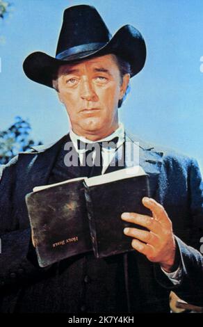 Robert Mitchum Film: 5 Card Stud (1962) Charaktere: The Rev. Jonathan Rudd Regie: Henry Hathaway 31 July 1968 **WARNUNG** Dieses Foto ist nur für redaktionelle Zwecke bestimmt und unterliegt dem Copyright von PARAMOUNT und/oder des Fotografen, der von der Film- oder Produktionsfirma beauftragt wurde und darf nur von Publikationen im Zusammenhang mit der Bewerbung des oben genannten Films reproduziert werden. Eine obligatorische Gutschrift an PARAMOUNT ist erforderlich. Der Fotograf sollte auch bei Bekanntwerden des Fotos gutgeschrieben werden. Ohne schriftliche Genehmigung der Film Company kann keine kommerzielle Nutzung gewährt werden. Stockfoto