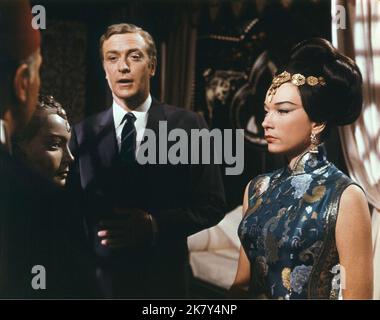 Michael Caine & Shirley Maclaine Film: Gambit (USA 1966) Charaktere: Harry Tristan Dean & Nicole Chang Regie: Ronald Neame 16 December 1966 **WARNUNG** Dieses Foto ist nur für redaktionelle Verwendung bestimmt und unterliegt dem Copyright von UNIVERSAL-BILDERN und/oder dem Fotografen, der von der Film- oder Produktionsfirma beauftragt wurde und darf nur von Publikationen im Zusammenhang mit der Bewerbung des oben genannten Films reproduziert werden. Eine obligatorische Gutschrift für UNIVERSELLE BILDER ist erforderlich. Der Fotograf sollte auch bei Bekanntwerden des Fotos gutgeschrieben werden. Ohne schriftliche Genehmigung der Film Company kann keine kommerzielle Nutzung gewährt werden. Stockfoto