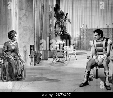 Elizabeth Taylor & Richard Burton Film: Cleopatra (USA/UK/CH 1963) Charaktere: Cleopatra & Antony Regie: Joseph L. Mankiewicz 12 June 1963 **WARNUNG** Dieses Foto ist nur für den redaktionellen Gebrauch bestimmt und unterliegt dem Copyright von 20. CENTURY FOX und/oder des Fotografen, der von der Film- oder Produktionsfirma beauftragt wurde, und kann nur durch Publikationen im Zusammenhang mit der Bewerbung des oben genannten Films reproduziert werden. Eine obligatorische Gutschrift an 20. CENTURY FOX ist erforderlich. Der Fotograf sollte auch bei Bekanntwerden des Fotos gutgeschrieben werden. Ohne schriftliche Genehmigung der Film Company kann keine kommerzielle Nutzung gewährt werden. Stockfoto