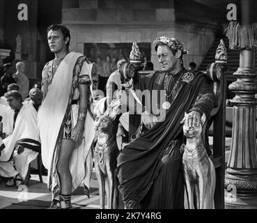 Richard Burton & Rex Harrison Film: Cleopatra (USA/UK/CH 1963) Charaktere: Antony & Caesar Regie: Joseph L. Mankiewicz 12 June 1963 **WARNUNG** Dieses Foto ist nur für den redaktionellen Gebrauch bestimmt und unterliegt dem Copyright von 20. CENTURY FOX und/oder des Fotografen, der von der Film- oder Produktionsfirma beauftragt wurde, und kann nur durch Publikationen im Zusammenhang mit der Bewerbung des oben genannten Films reproduziert werden. Eine obligatorische Gutschrift an 20. CENTURY FOX ist erforderlich. Der Fotograf sollte auch bei Bekanntwerden des Fotos gutgeschrieben werden. Ohne schriftliche Genehmigung der Film Company kann keine kommerzielle Nutzung gewährt werden. Stockfoto