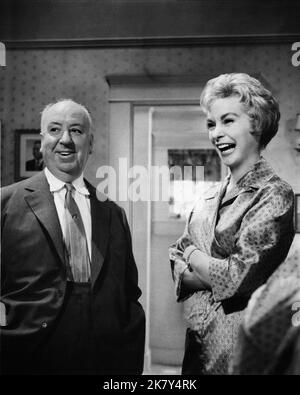 Alfred Hitchcock & Janet Leigh Film: Psycho (USA 1960) Charaktere: Mann in Cowboy hat & Marion Crane Regie: Alfred Hitchcock 29 January 1960 **WARNUNG** Dieses Foto ist nur für den redaktionellen Gebrauch bestimmt und unterliegt dem Copyright von UNIVERSAL und/oder des Fotografen, der von der Film- oder Produktionsfirma beauftragt wurde und darf nur durch Publikationen im Zusammenhang mit der Bewerbung des oben genannten Films reproduziert werden. Eine obligatorische Gutschrift an UNIVERSAL ist erforderlich. Der Fotograf sollte auch bei Bekanntwerden des Fotos gutgeschrieben werden. Ohne schriftliche Genehmigung der Film Company kann keine kommerzielle Nutzung gewährt werden. Stockfoto