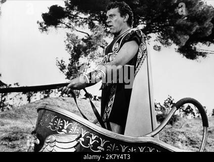 Richard Burton Film: Cleopatra (USA/UK/CH 1963) Charaktere: Antony Regie: Joseph L. Mankiewicz 12 June 1963 **WARNUNG** Dieses Foto ist nur für den redaktionellen Gebrauch bestimmt und unterliegt dem Copyright von 20. CENTURY FOX und/oder des Fotografen, der von der Film- oder Produktionsfirma beauftragt wurde, und kann nur durch Publikationen im Zusammenhang mit der Bewerbung des oben genannten Films reproduziert werden. Eine obligatorische Gutschrift an 20. CENTURY FOX ist erforderlich. Der Fotograf sollte auch bei Bekanntwerden des Fotos gutgeschrieben werden. Ohne schriftliche Genehmigung der Film Company kann keine kommerzielle Nutzung gewährt werden. Stockfoto