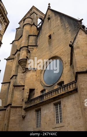 Die Kirche der Heiligen Maria von Sarlat, eine gut erhaltene gotische Kirche, die heute als Touristenaufzug genutzt wird, um die Stadt und die Märkte zu besichtigen Stockfoto