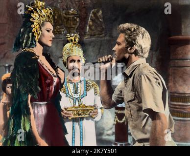 Ursula Andress, Christopher Lee & John Richardson Film: She (UK 1965) Charaktere: Ayesha (She who must be obeyed),Billali & Leo Regie: Robert Day 18 April 1965 **WARNUNG** Dieses Foto ist nur für redaktionelle Zwecke bestimmt und unterliegt dem Copyright von HAMMER und/oder dem Fotografen, der von der Film- oder Produktionsfirma beauftragt wurde und darf nur von Publikationen im Zusammenhang mit der Bewerbung des oben genannten Films reproduziert werden. Eine obligatorische Gutschrift für DEN HAMMER ist erforderlich. Der Fotograf sollte auch bei Bekanntwerden des Fotos gutgeschrieben werden. Ohne schriftliche Genehmigung der Film Company kann keine kommerzielle Nutzung gewährt werden. Stockfoto