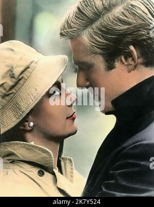 Natalie Wood & Robert Redford Film: This Property Is Condemned (1966) Charaktere: Alva Starr & Owen Legate Regie: Sydney Pollack 03. August 1966 **WARNUNG** Dieses Foto ist nur für redaktionelle Verwendung bestimmt und unterliegt dem Copyright von SEVEN ARTS und/oder des Fotografen, der von der Film oder Production Company beauftragt wurde und darf nur von Publikationen im Zusammenhang mit der Bewerbung des oben genannten Films reproduziert werden. Eine obligatorische Gutschrift für SEVEN ARTS ist erforderlich. Der Fotograf sollte auch bei Bekanntwerden des Fotos gutgeschrieben werden. Ohne schriftliche Genehmigung der Film Company kann keine kommerzielle Nutzung gewährt werden. Stockfoto