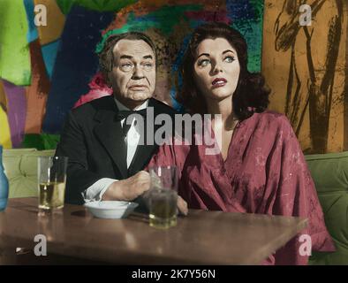 Edward G. Robinson & Joan Collins Film: Seven Thieves (1960) Charaktere: Theo Wilkins / Dr. Vital & Melie / Madame De La Cruz Regie: Henry Hathaway 11 March 1960 **WARNUNG** Dieses Foto ist nur für den redaktionellen Gebrauch bestimmt und unterliegt dem Copyright von 20 CENTURY FOX und/oder des Fotografen, der von der Film- oder Produktionsfirma beauftragt wurde, und kann nur durch Publikationen im Zusammenhang mit der Bewerbung des oben genannten Films reproduziert werden. Eine obligatorische Gutschrift an 20 CENTURY FOX ist erforderlich. Der Fotograf sollte auch bei Bekanntwerden des Fotos gutgeschrieben werden. Ohne schriftliche Genehmigung der Fil kann keine kommerzielle Nutzung gewährt werden Stockfoto