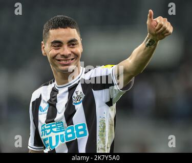 Newcastle, Großbritannien. 19. Oktober 2022. Miguel Almirón #24 von Newcastle Unitedgibt den Fans nach dem letzten Pfiff des Premier League-Spiels Newcastle United gegen Everton in St. James's Park, Newcastle, Vereinigtes Königreich, 19.. Oktober 2022 (Foto von Mark Cosgrove/News Images) in Newcastle, Vereinigtes Königreich am 10/19/2022. (Foto von Mark Cosgrove/News Images/Sipa USA) Quelle: SIPA USA/Alamy Live News Stockfoto