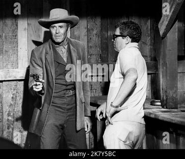 Henry Fonda & Burt Kennedy Film: Willkommen in harten Zeiten; Killer on A Horse (USA 1967) Charaktere: Mayor will Blue & Regie: Burt Kennedy 01 May 1967 **WARNUNG** Dieses Foto ist nur für redaktionelle Zwecke bestimmt und unterliegt dem Copyright von MGM und/oder dem Fotografen, der von der Film- oder Produktionsfirma beauftragt wurde, und kann nur durch Publikationen im Zusammenhang mit der Bewerbung des oben genannten Films reproduziert werden. Eine obligatorische Gutschrift an MGM ist erforderlich. Der Fotograf sollte auch bei Bekanntwerden des Fotos gutgeschrieben werden. Ohne schriftliche Genehmigung der Film Company kann keine kommerzielle Nutzung gewährt werden. Stockfoto