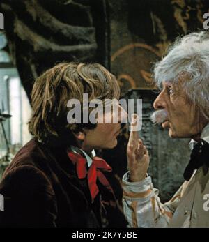 Roman Polanski & Jack Macgowran Film: The Fearless Vampire Killers; Dance of the Vampires (UK/USA 1967) Charaktere: Alfred, Abronsius' Assistent & Professor Abronsius Regie: Roman Polanski 13. November 1967 **WARNUNG** Dieses Foto ist nur für redaktionelle Zwecke bestimmt und unterliegt dem Copyright von MGM und/oder dem von der Film- oder Produktionsfirma beauftragten Fotografen und kann nur durch Publikationen im Zusammenhang mit der Bewerbung des oben genannten Films reproduziert werden. Eine obligatorische Gutschrift an MGM ist erforderlich. Der Fotograf sollte auch bei Bekanntwerden des Fotos gutgeschrieben werden. Ohne schriftliche Genehmigung kann keine kommerzielle Nutzung gewährt werden Stockfoto