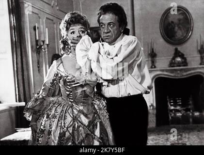 Joan Sims & Sydney James Film: Carry On Don't Lose Your Head (1965) Charaktere: Desiree Dubarry & Regie: Gerald Thomas 01 December 1966 **WARNUNG** Dieses Foto ist nur für redaktionelle Zwecke bestimmt und unterliegt dem Copyright von RANK und/oder des Fotografen, der von der Film- oder Produktionsfirma beauftragt wurde und darf nur von Publikationen im Zusammenhang mit der Bewerbung des oben genannten Films reproduziert werden. Eine obligatorische Gutschrift für RANG ist erforderlich. Der Fotograf sollte auch bei Bekanntwerden des Fotos gutgeschrieben werden. Ohne schriftliche Genehmigung der Film Company kann keine kommerzielle Nutzung gewährt werden. Stockfoto