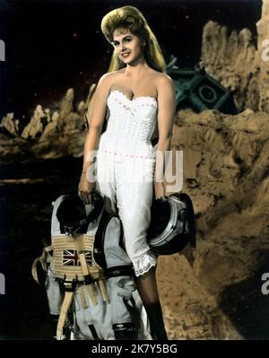 Martha Hyer Dessous Film First Men in the Moon (1968) Regie: Nathan Juran 20. November 1964 **WARNUNG** dieses Foto ist nur für redaktionelle Zwecke bestimmt und unterliegt dem Urheberrecht von COLUMBIA PICTURES und/oder dem Fotografen, der von der Film or Production Company beauftragt wurde. Eine obligatorische Gutschrift für COLUMBIA PICTURES ist erforderlich. Der Fotograf sollte ebenfalls angerechnet werden, wenn er bekannt ist. Ohne schriftliche Genehmigung der Film Company kann keine kommerzielle Nutzung gewährt werden. Stockfoto