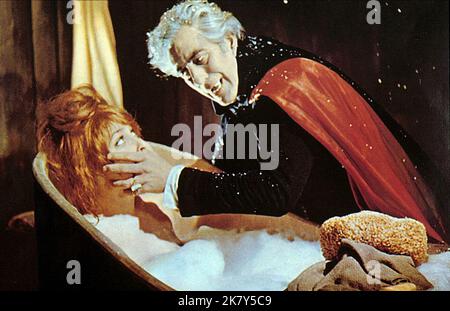 Sharon Tate & Ferdy Mayne Film: The Fearless Vampire Killers; Dance of the Vampires (UK/USA 1967) Charaktere: Sarah Shagal & Count von Krolock Regie: Roman Polanski 13. November 1967 **WARNUNG** Dieses Foto ist nur für redaktionelle Zwecke bestimmt und unterliegt dem Copyright von MGM und/oder dem von der Film- oder Produktionsfirma beauftragten Fotografen und kann nur durch Publikationen im Zusammenhang mit der Bewerbung des oben genannten Films reproduziert werden. Eine obligatorische Gutschrift an MGM ist erforderlich. Der Fotograf sollte auch bei Bekanntwerden des Fotos gutgeschrieben werden. Ohne schriftliche Genehmigung der Film Co. Kann keine kommerzielle Nutzung gewährt werden Stockfoto