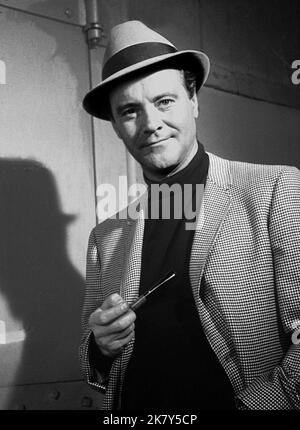 Jack Lemmon Film: How to Murder Your Wife (USA 1965) Charaktere: Stanley Ford Regie: Richard Quine 26 January 1965 **WARNUNG** Dieses Foto ist nur für den redaktionellen Gebrauch bestimmt und unterliegt dem Copyright von UNITED ARTISTS und/oder dem Fotografen, der von der Film- oder Produktionsfirma beauftragt wurde und kann nur durch Publikationen im Zusammenhang mit der Bewerbung des oben genannten Films reproduziert werden. Eine obligatorische Gutschrift für UNITED ARTISTS ist erforderlich. Der Fotograf sollte auch bei Bekanntwerden des Fotos gutgeschrieben werden. Ohne schriftliche Genehmigung der Film Company kann keine kommerzielle Nutzung gewährt werden. Stockfoto