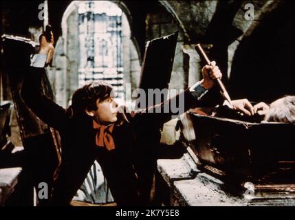 Roman Polanski Film: The Fearless Vampire Killers; Dance of the Vampires (UK/USA 1967) Charaktere: Alfred, Abronsius' Assistant Regie: Roman Polanski 13. November 1967 **WARNUNG** Dieses Foto ist nur für redaktionelle Zwecke bestimmt und unterliegt dem Copyright von MGM und/oder dem von der Film- oder Produktionsfirma beauftragten Fotografen und kann nur durch Publikationen im Zusammenhang mit der Bewerbung des oben genannten Films reproduziert werden. Eine obligatorische Gutschrift an MGM ist erforderlich. Der Fotograf sollte auch bei Bekanntwerden des Fotos gutgeschrieben werden. Ohne schriftliche Genehmigung der Film Company kann keine kommerzielle Nutzung gewährt werden. Stockfoto