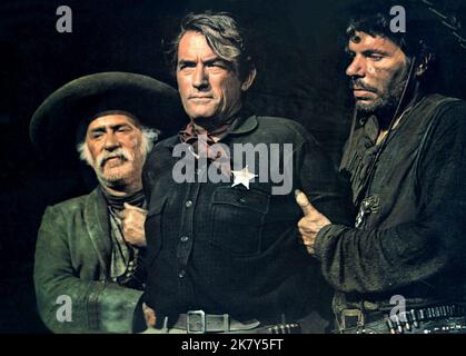 Gregory Peck Film: Mackenna'S Gold (USA 1969) Charaktere: Mackenna Regie: J.Lee Thompson 18 March 1969 **WARNUNG** Dieses Foto ist nur für redaktionelle Zwecke bestimmt und unterliegt dem Copyright von COLUMBIA und/oder des Fotografen, der von der Film- oder Produktionsfirma beauftragt wurde, und kann nur von Publikationen im Zusammenhang mit der Bewerbung des oben genannten Films reproduziert werden. Eine obligatorische Gutschrift an COLUMBIA ist erforderlich. Der Fotograf sollte auch bei Bekanntwerden des Fotos gutgeschrieben werden. Ohne schriftliche Genehmigung der Film Company kann keine kommerzielle Nutzung gewährt werden. Stockfoto