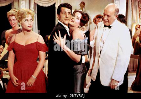 Judy Holliday, Dean Martin, Fred Clark Film Bells Are Ringing (1960) Charaktere: Ella Peterson, Jeffrey Moss, Larry Hastings Regie: Vincente Minnelli 20. Juni 1960 **WARNUNG** dieses Foto ist nur für redaktionelle Zwecke bestimmt und unterliegt dem Copyright von MGM und/oder dem Fotografen, der von der Film or Production Company zugewiesen wurde. Eine obligatorische Gutschrift an MGM ist erforderlich. Der Fotograf sollte ebenfalls angerechnet werden, wenn er bekannt ist. Ohne schriftliche Genehmigung der Film Company kann keine kommerzielle Nutzung gewährt werden. Stockfoto