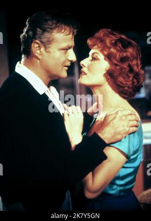 Brian Keith & Maureen O'Hara Film: The Parent Trap (USA 1961) Charaktere: Mitch Evers & Regie: David Swift 12 June 1961 **WARNUNG** Dieses Foto ist nur für redaktionelle Zwecke bestimmt und unterliegt dem Copyright von DISNEY und/oder dem Fotografen, der von der Film- oder Produktionsfirma beauftragt wurde, und kann nur von Publikationen im Zusammenhang mit der Bewerbung des oben genannten Films reproduziert werden. Eine obligatorische Gutschrift an DISNEY ist erforderlich. Der Fotograf sollte auch bei Bekanntwerden des Fotos gutgeschrieben werden. Ohne schriftliche Genehmigung der Film Company kann keine kommerzielle Nutzung gewährt werden. Stockfoto