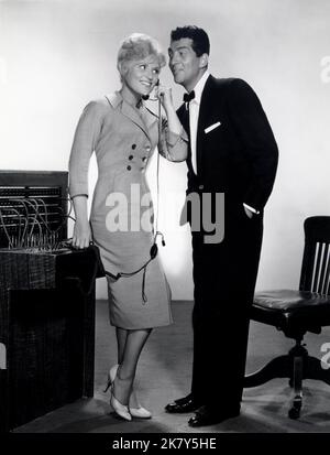 Judy Holliday & Dean Martin Film Bells Are Ringing (1960) Charaktere: Ella Peterson & Jeffrey Moss Regie: Vincente Minnelli 20. Juni 1960 **WARNUNG** dieses Foto ist nur für redaktionelle Zwecke bestimmt und unterliegt dem Copyright von MGM und/oder dem Fotografen, der von der Film or Production Company zugewiesen wurde. Es kann nur durch Veröffentlichungen in Verbindung mit der Werbung für den oben genannten Film reproduziert werden. Eine obligatorische Gutschrift an MGM ist erforderlich. Der Fotograf sollte ebenfalls angerechnet werden, wenn er bekannt ist. Ohne schriftliche Genehmigung der Film Company kann keine kommerzielle Nutzung gewährt werden. Stockfoto