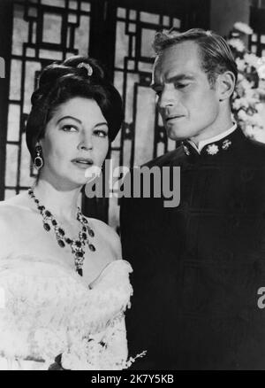 AVA Gardner & Charlton Heston Film: 55 Days at Peking (USA 1963) Charaktere: Baroness Natalie Ivanoff & Maj. Matt Lewis Regie: Nichola Ray 06 May 1963 **WARNUNG** Dieses Foto ist nur für redaktionelle Zwecke bestimmt und unterliegt dem Copyright von ALLIIERTEN KÜNSTLERN und/oder dem Fotografen, der von der Film- oder Produktionsfirma beauftragt wurde und darf nur durch Publikationen im Zusammenhang mit der Bewerbung des oben genannten Films reproduziert werden. Eine obligatorische Gutschrift für ALLIIERTE KÜNSTLER ist erforderlich. Der Fotograf sollte auch bei Bekanntwerden des Fotos gutgeschrieben werden. Ohne schriftliche Genehmigung der Film Company kann keine kommerzielle Nutzung gewährt werden. Stockfoto