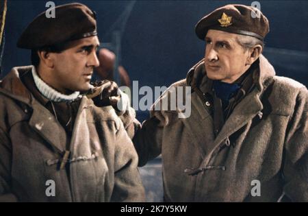 Lloyd Bridges Film: Angriff Auf Die Eiserne Küste (1962) Charaktere: Major Jamie Wilson Regie: Paul Wendkos 05 June 1968 **WARNUNG** Dieses Foto ist nur für den redaktionellen Gebrauch bestimmt und unterliegt dem Copyright von UNITED ARTISTS und/oder dem Fotografen, der von der Film- oder Produktionsfirma beauftragt wurde und kann nur durch Publikationen im Zusammenhang mit der Bewerbung des oben genannten Films reproduziert werden. Eine obligatorische Gutschrift für UNITED ARTISTS ist erforderlich. Der Fotograf sollte auch bei Bekanntwerden des Fotos gutgeschrieben werden. Ohne schriftliche Genehmigung der Film Company kann keine kommerzielle Nutzung gewährt werden. Stockfoto