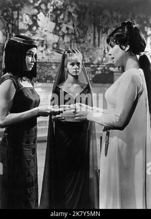 Isabel Cooley, Francisco Annis, Elizabeth Taylor Film: Cleopatra (USA/UK/CH 1963) Charaktere: Charmian,Eiras, Cleopatras Magd,Cleopatra Regie: Joseph L. Mankiewicz 12 June 1963 **WARNUNG** Dieses Foto ist nur für den redaktionellen Gebrauch bestimmt und unterliegt dem Copyright von 20. CENTURY FOX und/oder des Fotografen, der von der Film- oder Produktionsfirma beauftragt wurde, und kann nur durch Publikationen im Zusammenhang mit der Bewerbung des oben genannten Films reproduziert werden. Eine obligatorische Gutschrift an 20. CENTURY FOX ist erforderlich. Der Fotograf sollte auch bei Bekanntwerden des Fotos gutgeschrieben werden. Ohne Schreibzugriff kann keine kommerzielle Nutzung gewährt werden Stockfoto