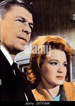 Ronald Reagan, Angie Dickinson Film: The Killers (USA 1964) Charaktere: Jack Browning,Sheila Farr Regie: Don Siegel 30 May 1964 **WARNUNG** Dieses Foto ist nur für redaktionelle Verwendung bestimmt und unterliegt dem Copyright von UNIVERSAL und/oder dem Fotografen, der von der Film- oder Produktionsfirma beauftragt wurde und darf nur von Publikationen im Zusammenhang mit der Bewerbung des oben genannten Films reproduziert werden. Eine obligatorische Gutschrift an UNIVERSAL ist erforderlich. Der Fotograf sollte auch bei Bekanntwerden des Fotos gutgeschrieben werden. Ohne schriftliche Genehmigung der Film Company kann keine kommerzielle Nutzung gewährt werden. Stockfoto